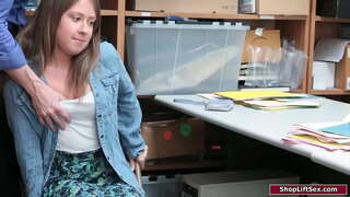 Уғрылыҡ ритмы брюнетка магазинный, офицер һәм уның язаһынан.Һәм уның өҫтөнән уның бәләкәй көллият щупать өҫтөнлөк ул, уның өсөн эшләй, уның blow job.Һуңынан ул трахать уның киску