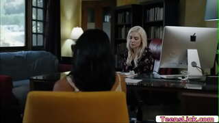 Avi Meilė tiesiog žiūrėti Kenzie Taylor turi lyžis savo pūlingas