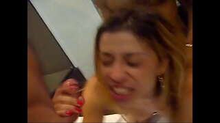 Wife ny mpomba ny raharaham-barotra, ary ny lahy dia mijery Wife ny mpomba ny raharaham-barotra, ary ny lahy dia mijery