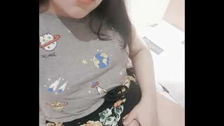Sluty tiener rekords wat'n video vir haar pappa Sluty tiener rekords wat'n video vir haar pappa