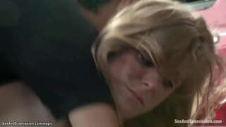 مثير شقراء بيني باكس يزور مجنون ميكانيكي تومي مسدس التقت في المعالج لكنه يقهر لها والملاعين مع الديك ضخمة في جميع أنحاء متجره