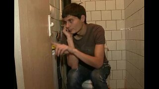 Lei gioca con grande cazzo del ragazzo