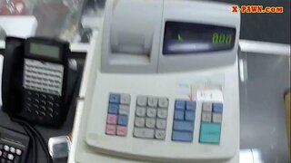 בלאָנדע באַבע פארקויפט איר באַגס און פּאַונדיד