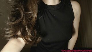 Млеко капе низ мојот фустан