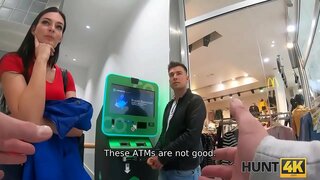 HUNT4K. Uomo orologi come la sua bellezza è penetrata da straniero