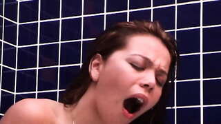 In die Bad, het Sy Gevra vir die Piel in die Gat!!!