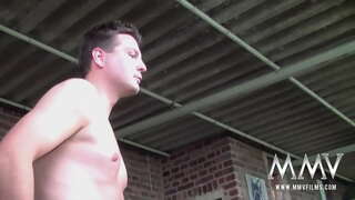 Rossa swinger in trecce Nicole S massaggiare le sue grandi battitori, succhiare due cazzi e ottenere viseificati in trio